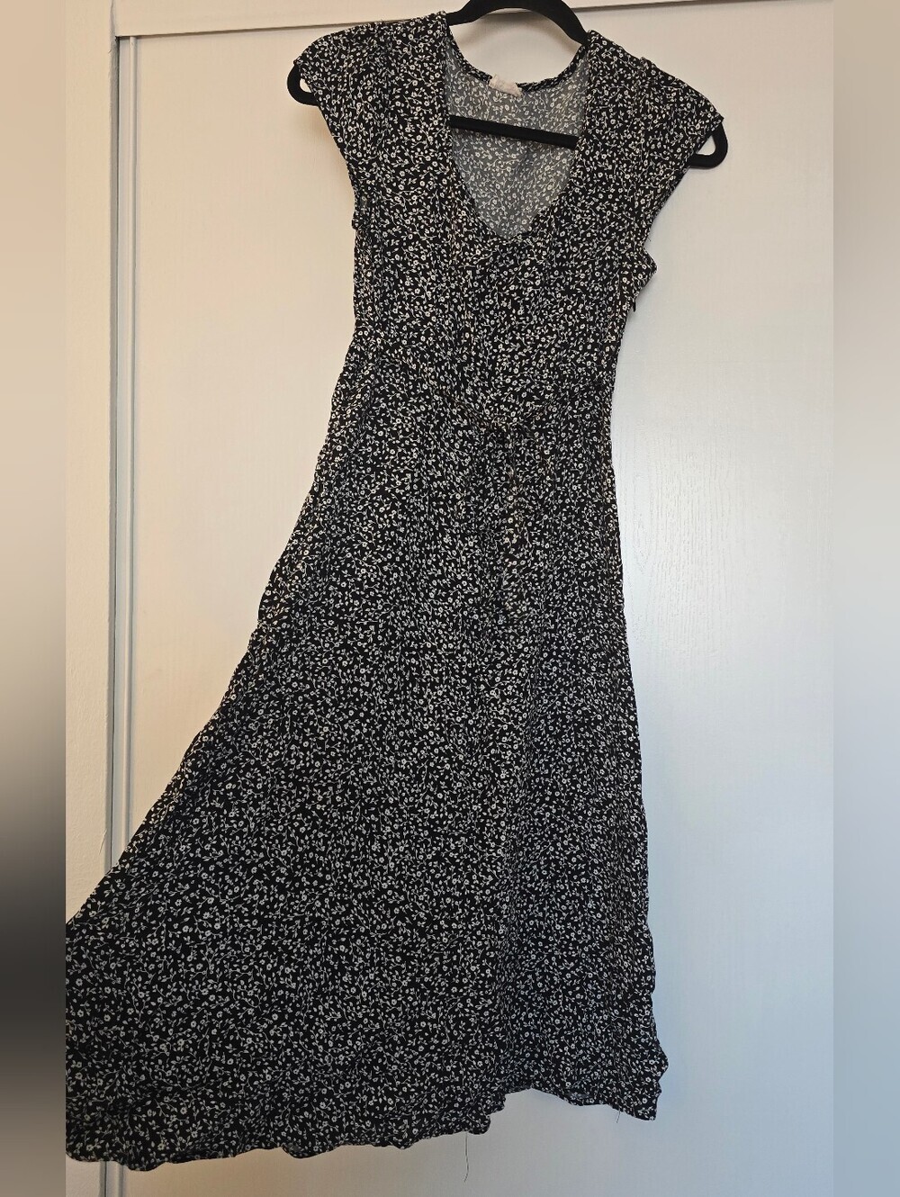 Cotton On - Black & White Floral V-Neck Dress With Fabric Back Sash